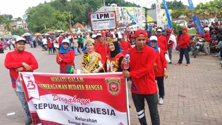 mengikuti pawai pembangunan HUT Kemerdekaan RI ke 73