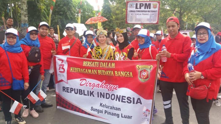 mengikuti pawai pembangunan HUT Kemerdekaan RI ke 73
