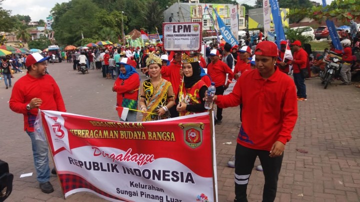 mengikuti pawai pembangunan HUT Kemerdekaan RI ke 73