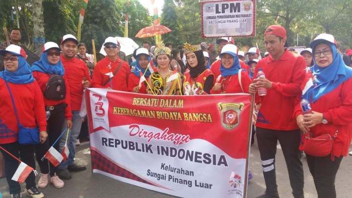 mengikuti pawai pembangunan HUT Kemerdekaan RI ke 73