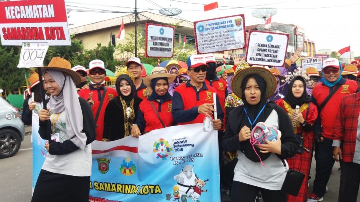 mengikuti pawai pembangunan HUT Kemerdekaan RI ke 73