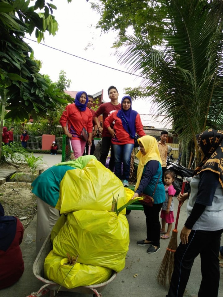 mengikuti gotong royong dalam rangka lomba PKK KB KES di lingkungan RT 26 Kelurahan SPL