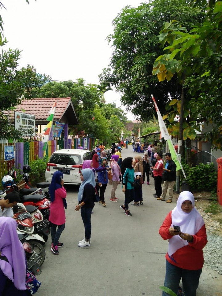 mengikuti gotong royong dalam rangka lomba PKK KB KES di lingkungan RT 26 Kelurahan SPL