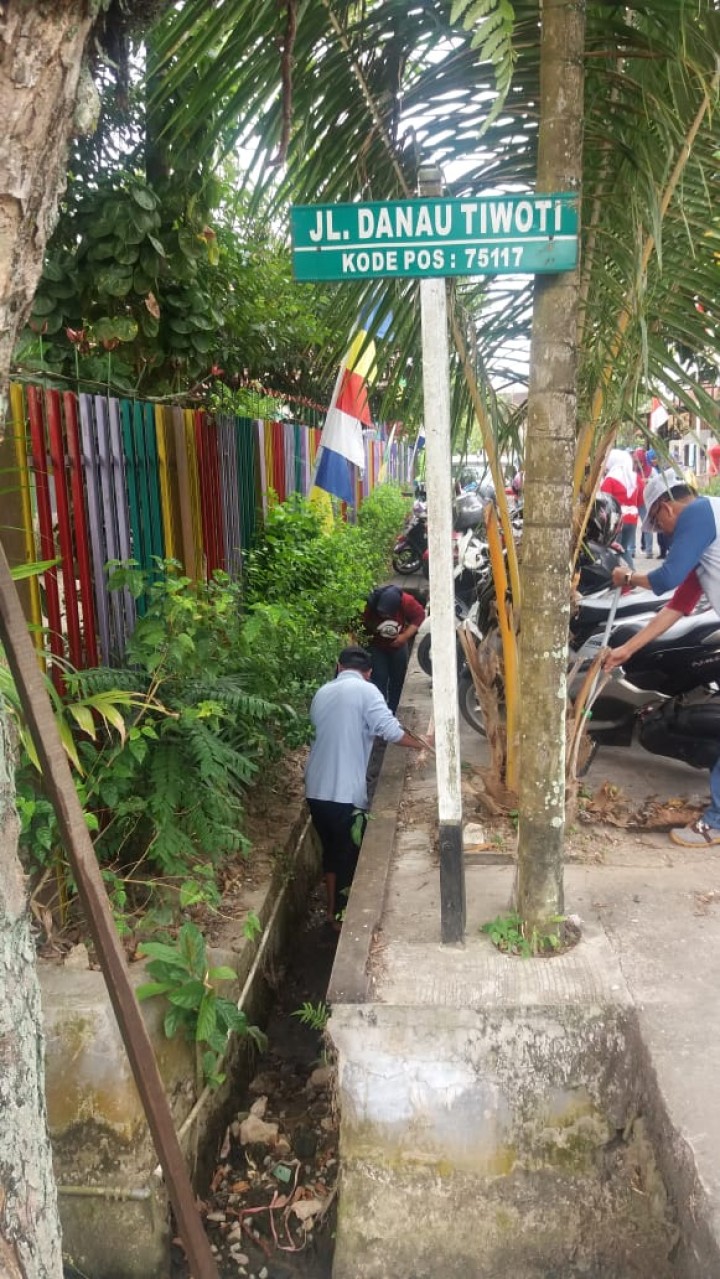 mengikuti gotong royong dalam rangka lomba PKK KB KES di lingkungan RT 26 Kelurahan SPL