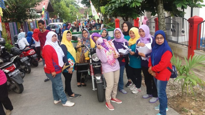 mengikuti gotong royong dalam rangka lomba PKK KB KES di lingkungan RT 26 Kelurahan SPL