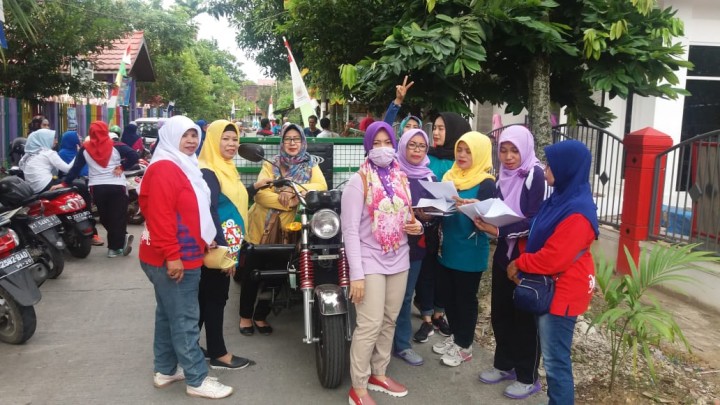 mengikuti gotong royong dalam rangka lomba PKK KB KES di lingkungan RT 26 Kelurahan SPL