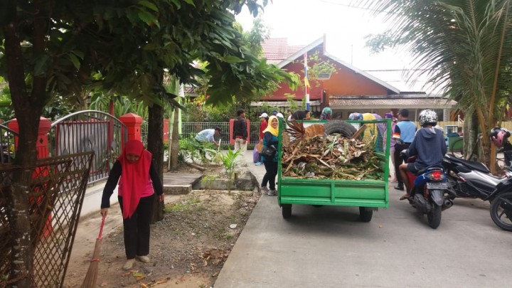 mengikuti gotong royong dalam rangka lomba PKK KB KES di lingkungan RT 26 Kelurahan SPL