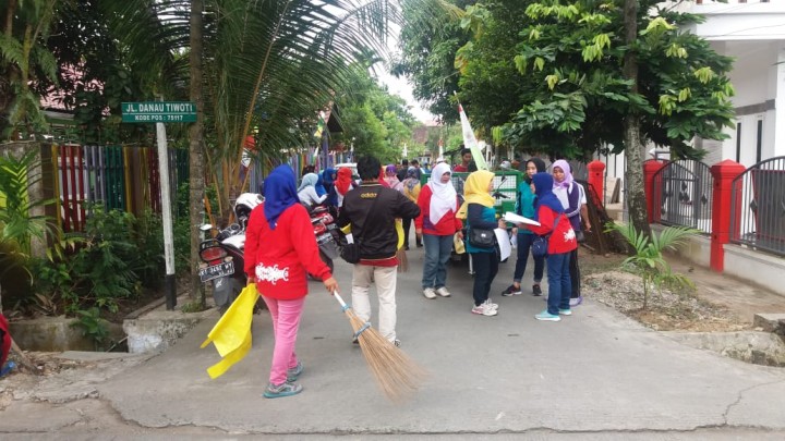 mengikuti gotong royong dalam rangka lomba PKK KB KES di lingkungan RT 26 Kelurahan SPL
