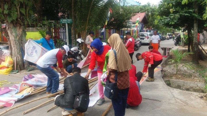 mengikuti gotong royong dalam rangka lomba PKK KB KES di lingkungan RT 26 Kelurahan SPL
