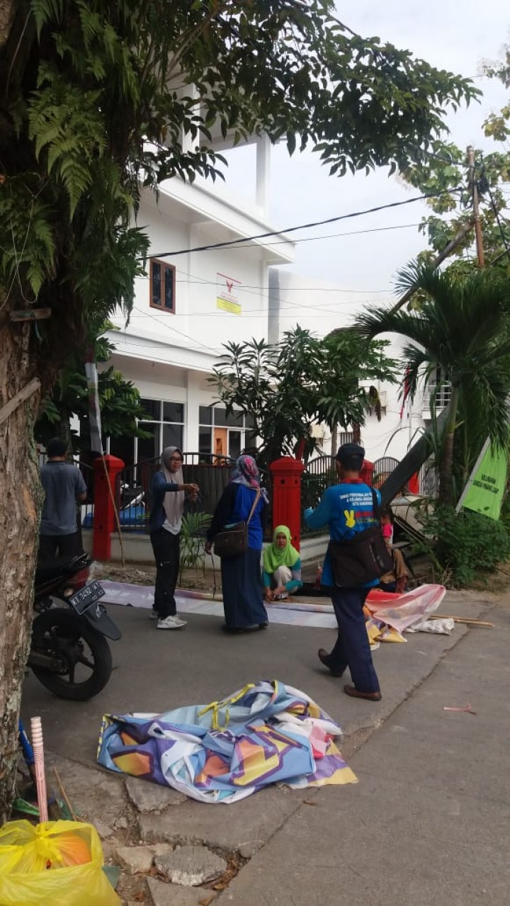 mengikuti gotong royong dalam rangka lomba PKK KB KES di lingkungan RT 26 Kelurahan SPL