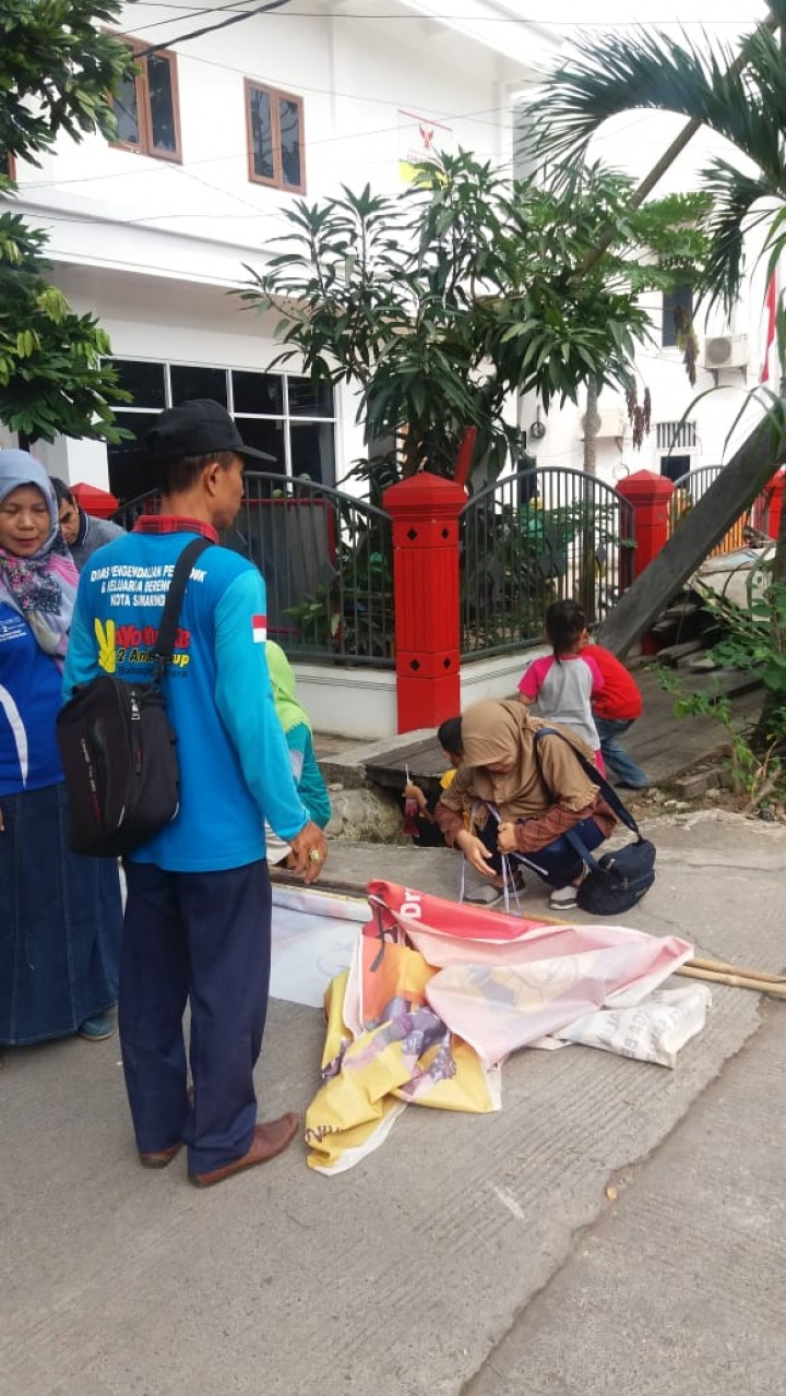 mengikuti gotong royong dalam rangka lomba PKK KB KES di lingkungan RT 26 Kelurahan SPL