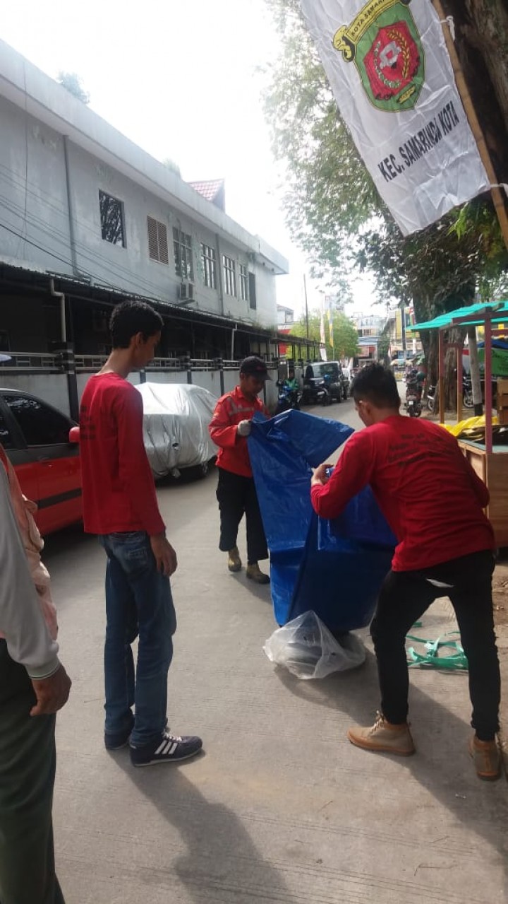 mengikuti gotong royong dalam rangka lomba PKK KB KES di lingkungan RT 26 Kelurahan SPL
