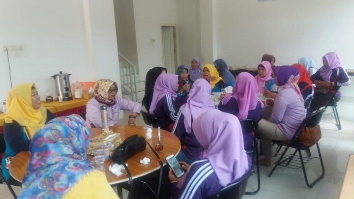 mengikuti gotong royong dalam rangka lomba PKK KB KES di lingkungan RT 26 Kelurahan SPL