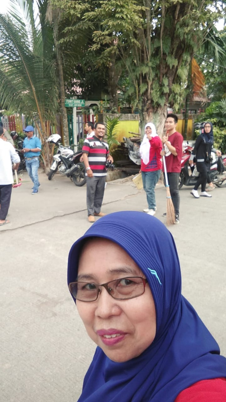 mengikuti gotong royong dalam rangka lomba PKK KB KES di lingkungan RT 26 Kelurahan SPL