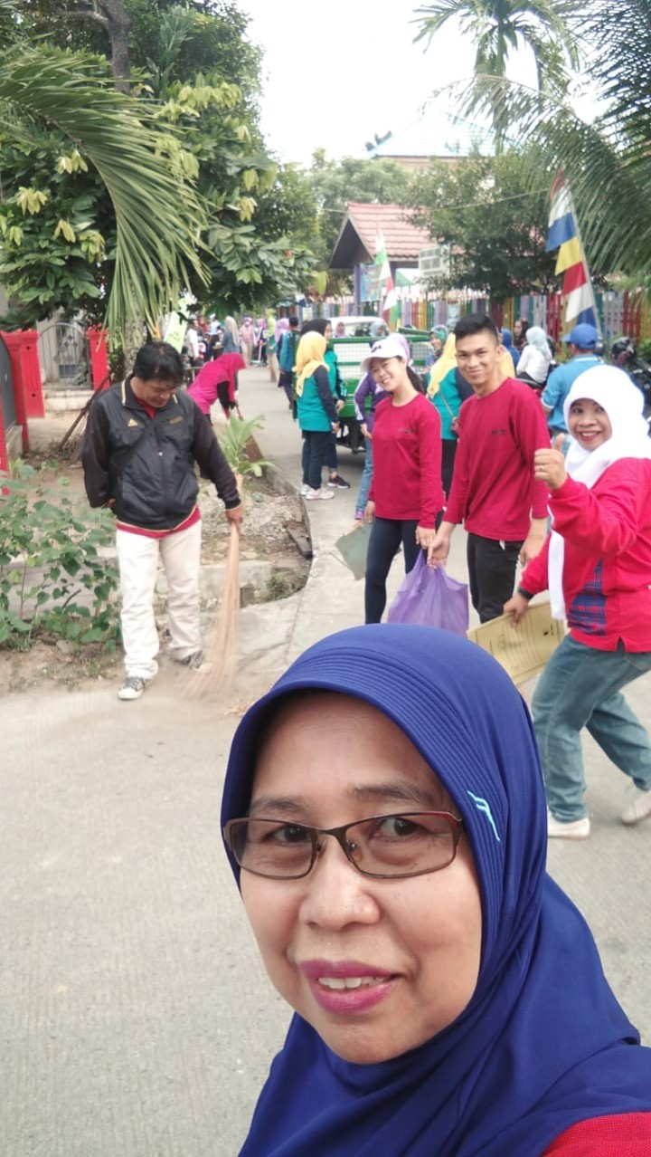 mengikuti gotong royong dalam rangka lomba PKK KB KES di lingkungan RT 26 Kelurahan SPL