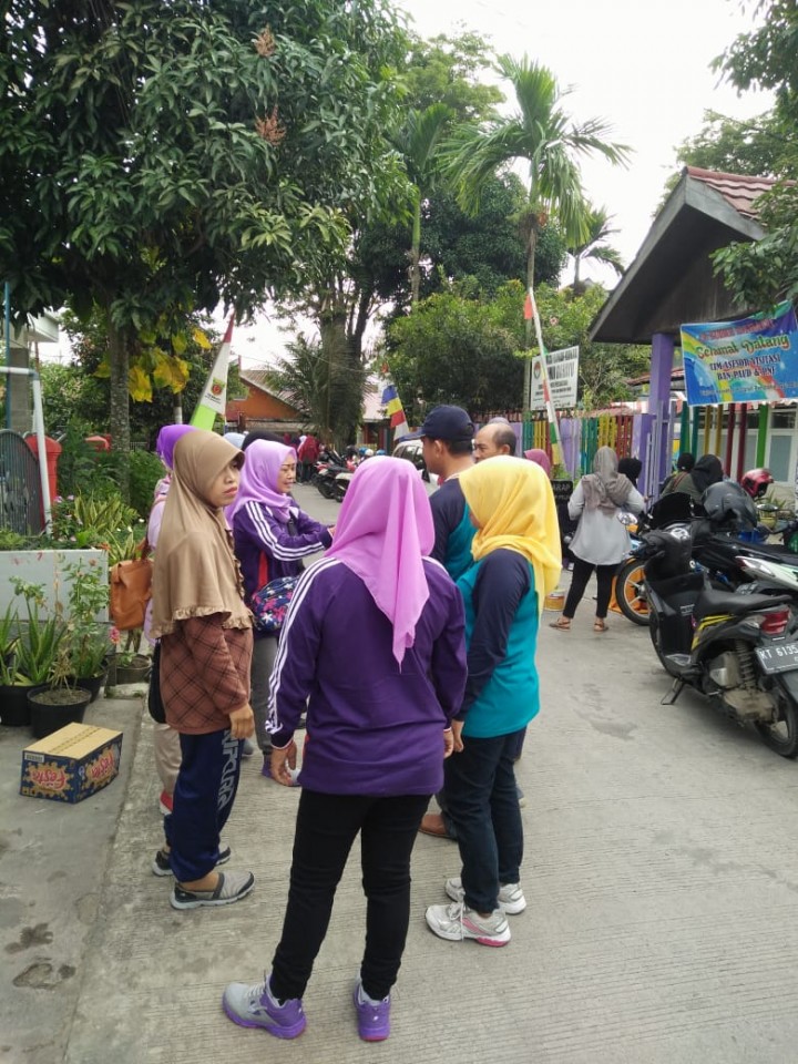 mengikuti gotong royong dalam rangka lomba PKK KB KES di lingkungan RT 26 Kelurahan SPL