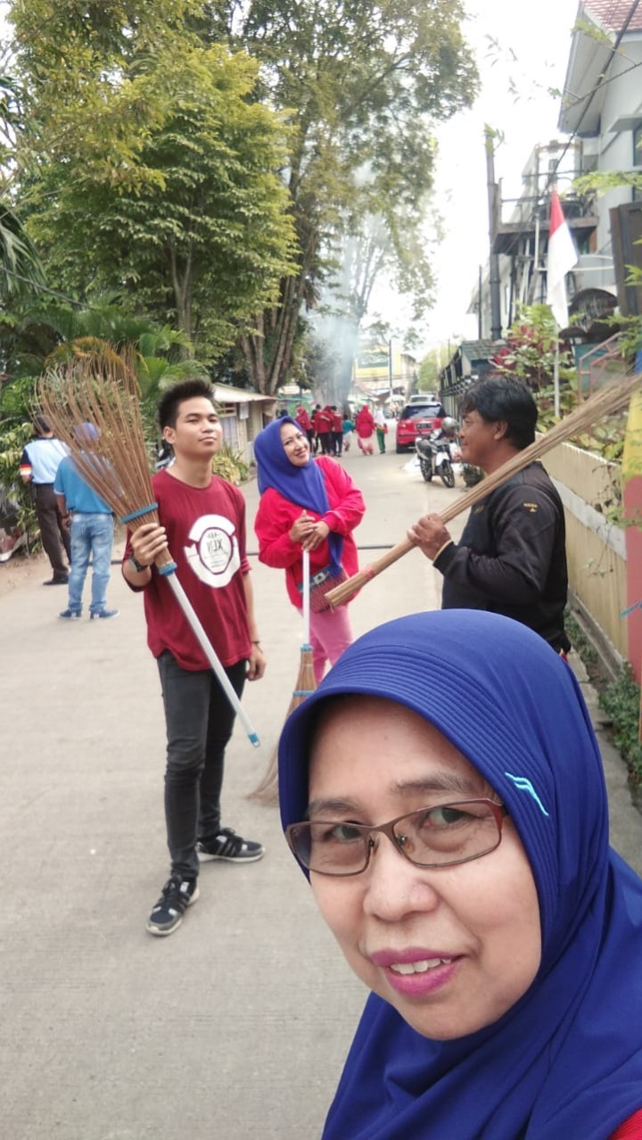 mengikuti gotong royong dalam rangka lomba PKK KB KES di lingkungan RT 26 Kelurahan SPL