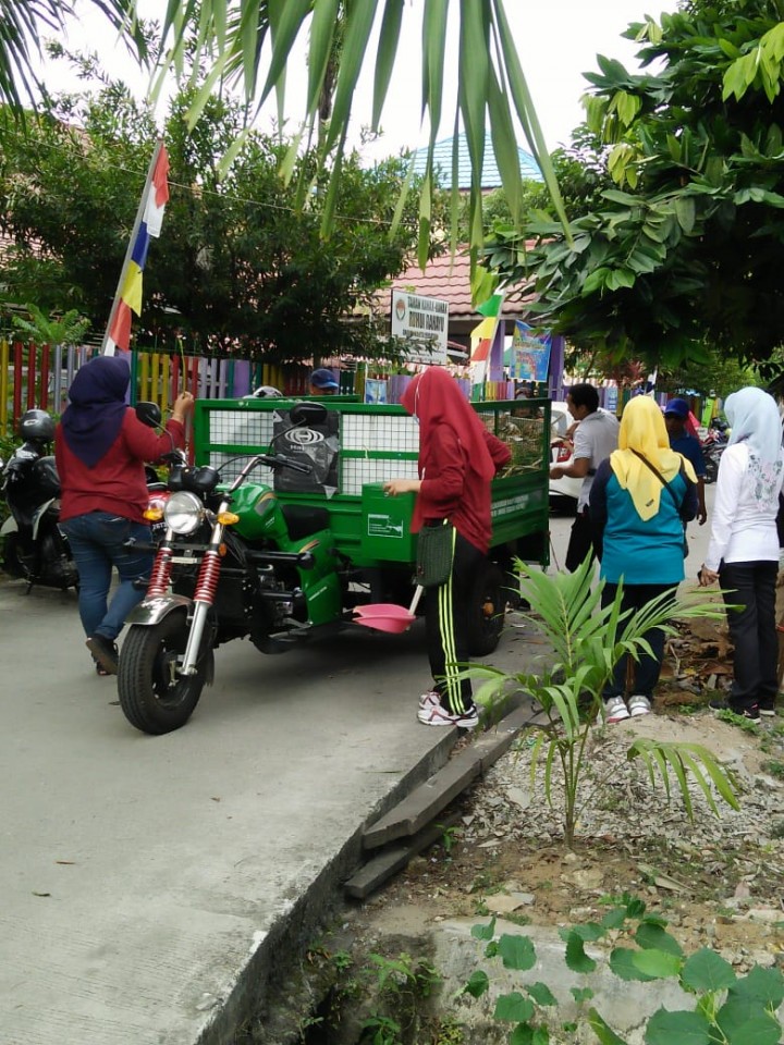 mengikuti gotong royong dalam rangka lomba PKK KB KES di lingkungan RT 26 Kelurahan SPL