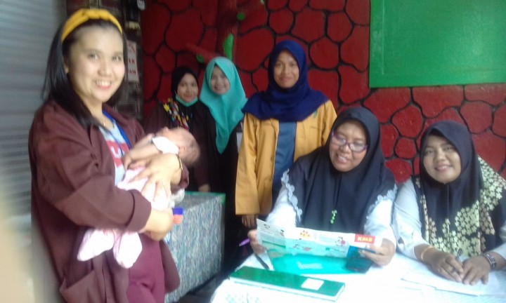 mengikuti kegiatan pemberian vitamin A Posyandu Nusa Indah