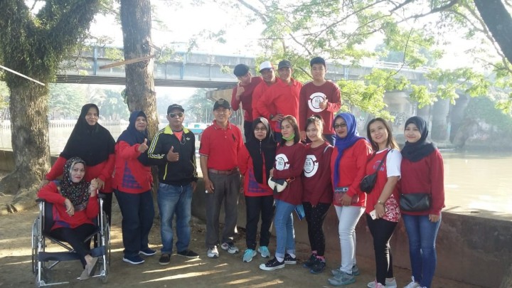 Jalan santai bersama pegawai Sungai Pinang Luar dengan mahasiswa KKN Unmul dan Widyagama