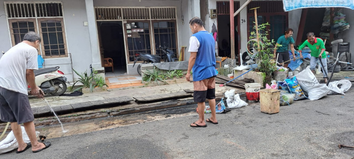 Giat Minggu awal Juli 2023..kerja bakti d lingkungan RT.24.22.18.Kel.SPL. dihadiri Lurah & Staf.