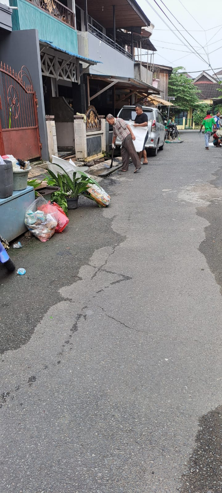 Giat Minggu awal Juli 2023..kerja bakti d lingkungan RT.24.22.18.Kel.SPL. dihadiri Lurah & Staf.
