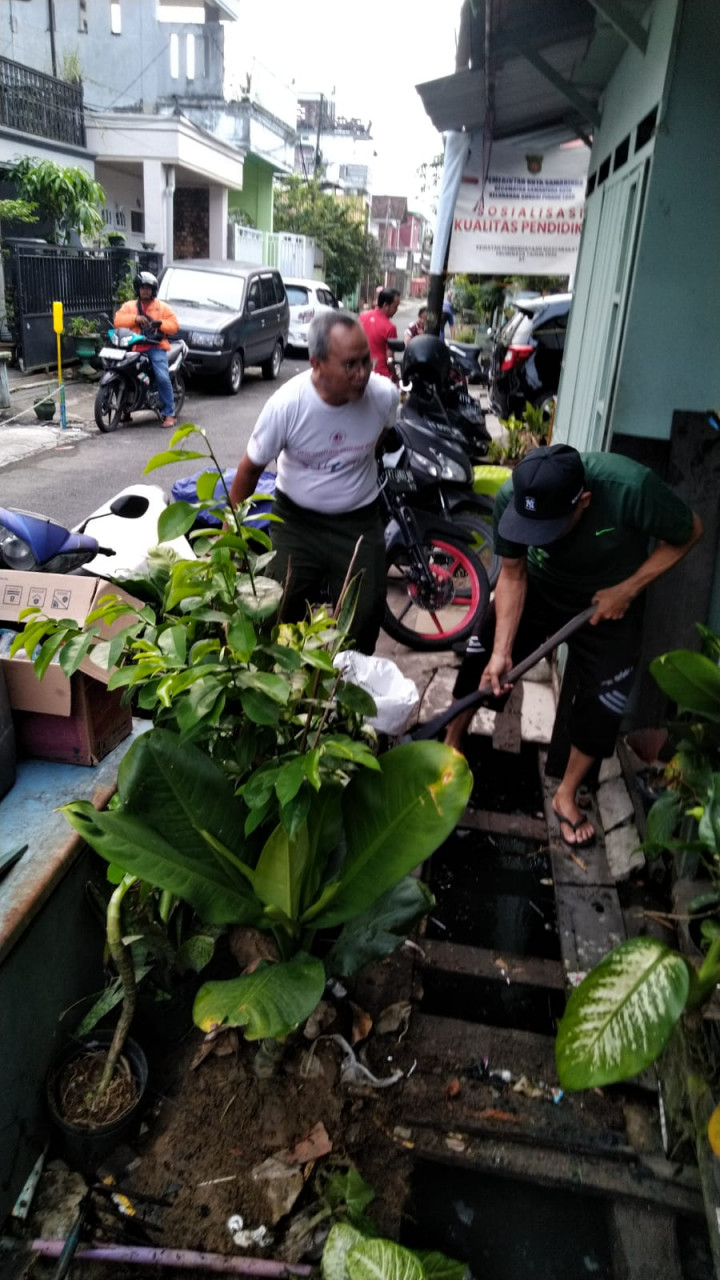 Giat Minggu awal Juli 2023..kerja bakti d lingkungan RT.24.22.18.Kel.SPL. dihadiri Lurah & Staf.