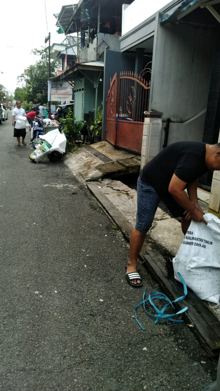 Giat Minggu awal Juli 2023..kerja bakti d lingkungan RT.24.22.18.Kel.SPL. dihadiri Lurah & Staf.
