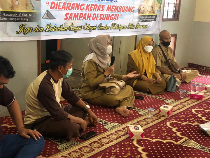 Sosialisasi dan Komitmen Bersama RT dan Warga di Bantaran SKM untuk tidak Membuang Sampah di Sungai