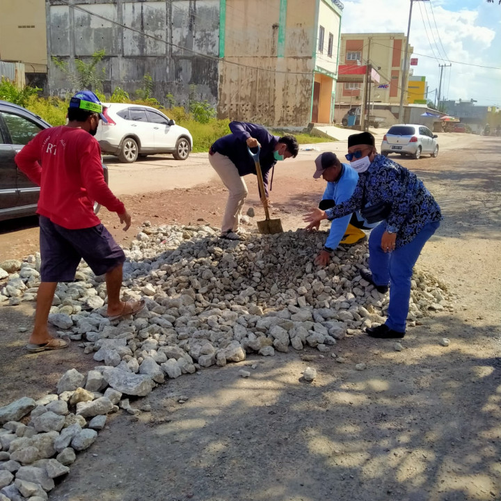 Bantuan dari Budhist Center untuk Perbaikan Lobang di Jalan D.I Panjaitan