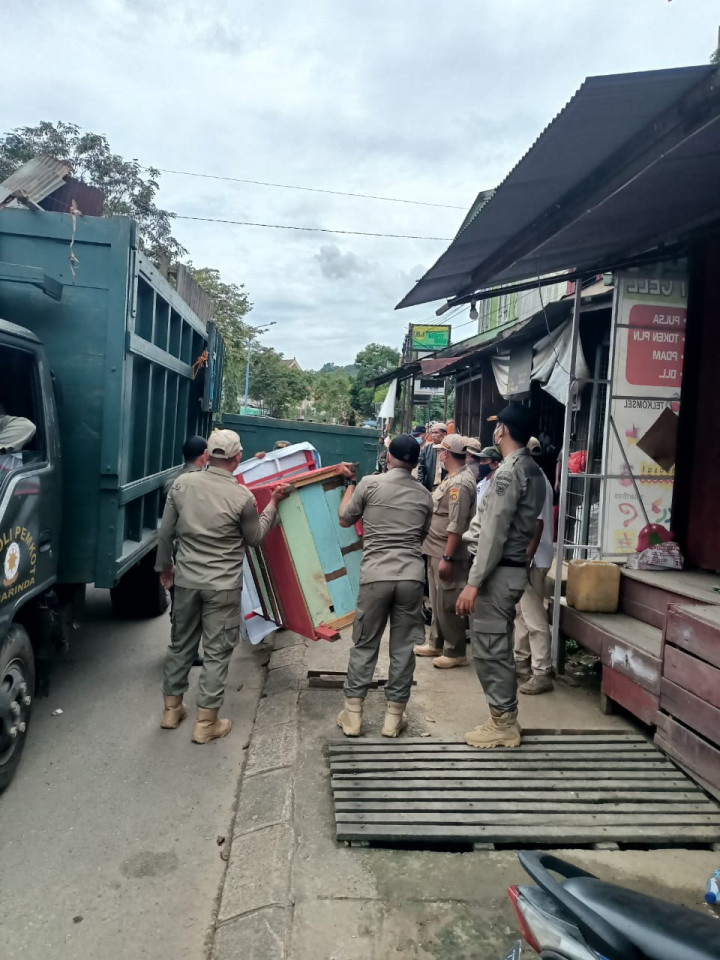 Pembongkaran Kios atau Lapak yang berada di atas parit di sepanjang Jalan D.I Panjaitan