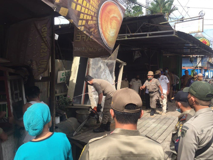 Pembongkaran Kios atau Lapak yang berada di atas parit di sepanjang Jalan D.I Panjaitan