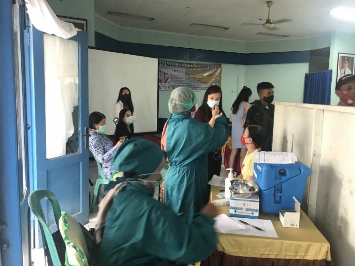 Vaksin Massal Covid-19 di Aula Kecamatan Sungai Pinang