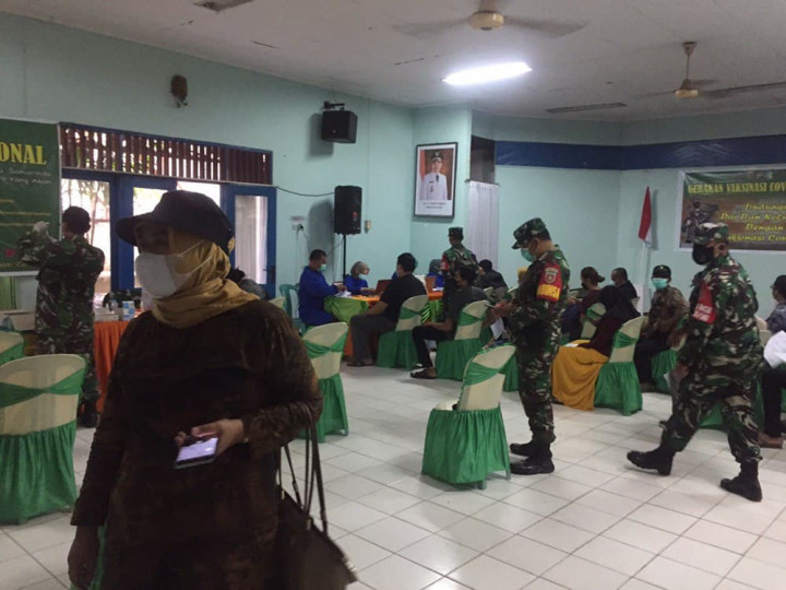 Vaksin Massal yang di selenggarakan oleh TNI di Aula Kecamatan Sungai Pinang