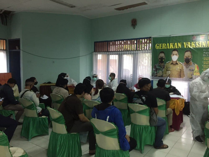 Vaksin Massal yang di selenggarakan oleh TNI di Aula Kecamatan Sungai Pinang