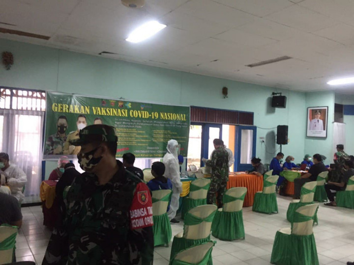 Vaksin Massal yang di selenggarakan oleh TNI di Aula Kecamatan Sungai Pinang