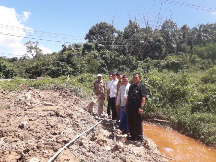 Peninjauan Lapangan bersama kepala Balai Pelaksana Jalan Nasional XII wilayah Kalimantan....untuk Rencana Peremajaan Gorong - Gorong dan Normalisasi Drainase di RT 01 Kel. Sungai Siring..mengatasi Banjir di wil RT 01 terutama di SDN 019