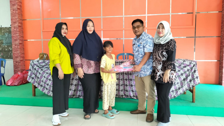 PEMBAGIAN BANTUAN PERALATAN SEKOLAH