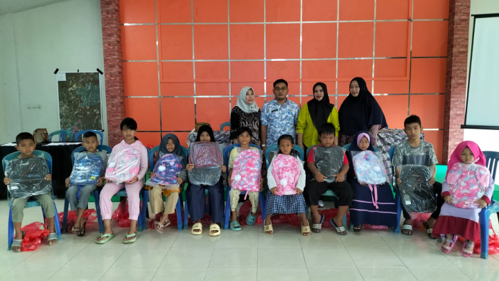 PEMBAGIAN BANTUAN PERALATAN SEKOLAH
