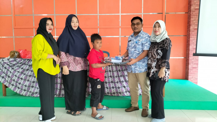 PEMBAGIAN BANTUAN PERALATAN SEKOLAH