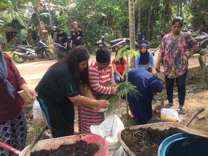 Kegiatan Kerja Bakti Dalam Rangka Perlombaan Dasawisma Di RT. 14 Kelurahan Tanah Merah