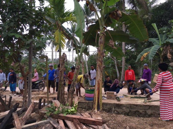 Kegiatan Kerja Bakti Dalam Rangka Perlombaan Dasawisma Di RT. 14 Kelurahan Tanah Merah