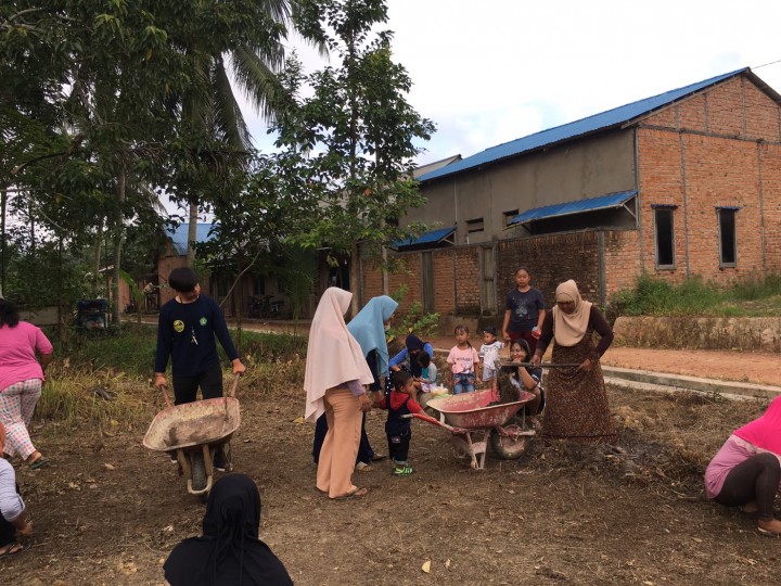 Kegiatan Kerja Bakti Dalam Rangka Perlombaan Dasawisma Di RT. 14 Kelurahan Tanah Merah