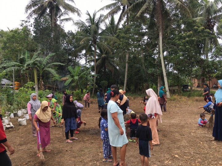Kegiatan Kerja Bakti Dalam Rangka Perlombaan Dasawisma Di RT. 14 Kelurahan Tanah Merah