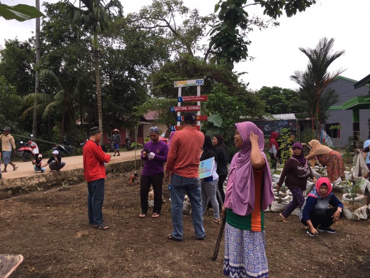 Kegiatan Kerja Bakti Dalam Rangka Perlombaan Dasawisma Di RT. 14 Kelurahan Tanah Merah