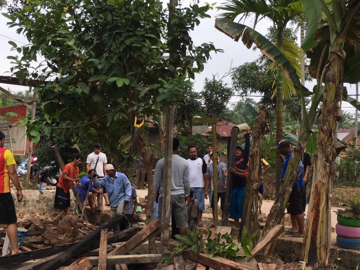 Kegiatan Kerja Bakti Dalam Rangka Perlombaan Dasawisma Di RT. 14 Kelurahan Tanah Merah