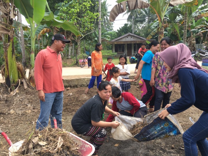 Kegiatan Kerja Bakti Dalam Rangka Perlombaan Dasawisma Di RT. 14 Kelurahan Tanah Merah