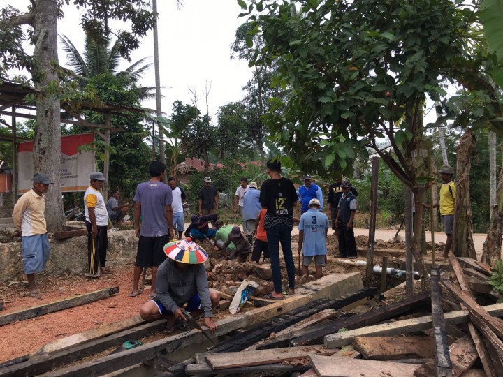 Kegiatan Kerja Bakti Dalam Rangka Perlombaan Dasawisma Di RT. 14 Kelurahan Tanah Merah