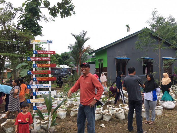 Kegiatan Kerja Bakti Dalam Rangka Perlombaan Dasawisma Di RT. 14 Kelurahan Tanah Merah