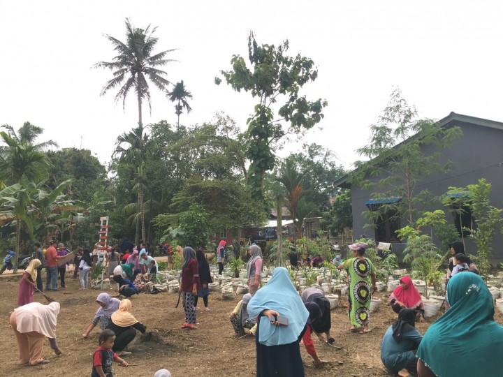 Kegiatan Kerja Bakti Dalam Rangka Perlombaan Dasawisma Di RT. 14 Kelurahan Tanah Merah